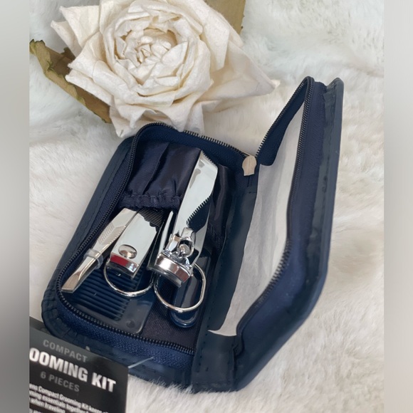 New with tags COMPACT GROOMING KIT 6 PC. Pocket comb, Finger & Toe nail clippers - Picture 2 of 4